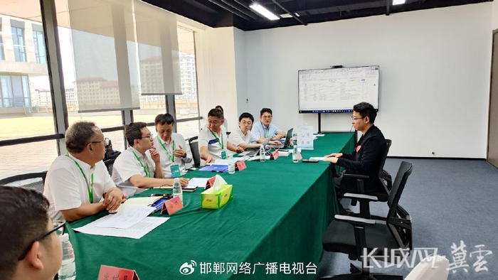 洽谈室内，一家参赛企业在与各地市洽谈。长城网·冀云客户端记者 蔡洪坡 摄