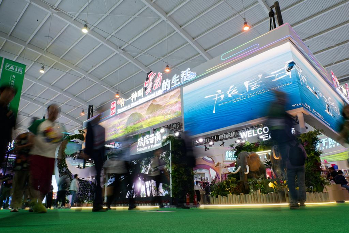 　　6月20日，观众在第9届中国—南亚博览会旅居云南馆参观。新华社记者 高咏薇 摄