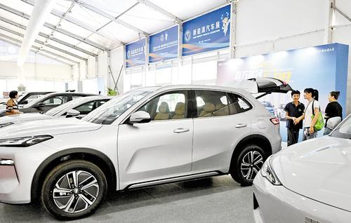     6月18日，观众在2025年廊坊经洽会新能源汽车展上参观。本报记者 史晟全摄