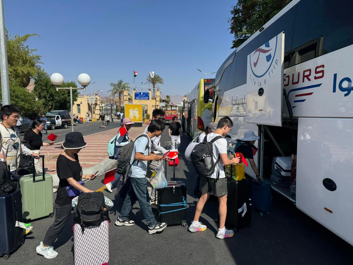 6月19日，在埃及南西奈省塔巴口岸，从以色列撤离的中国公民准备乘车离开。新华社发（艾哈迈德·戈马 摄）