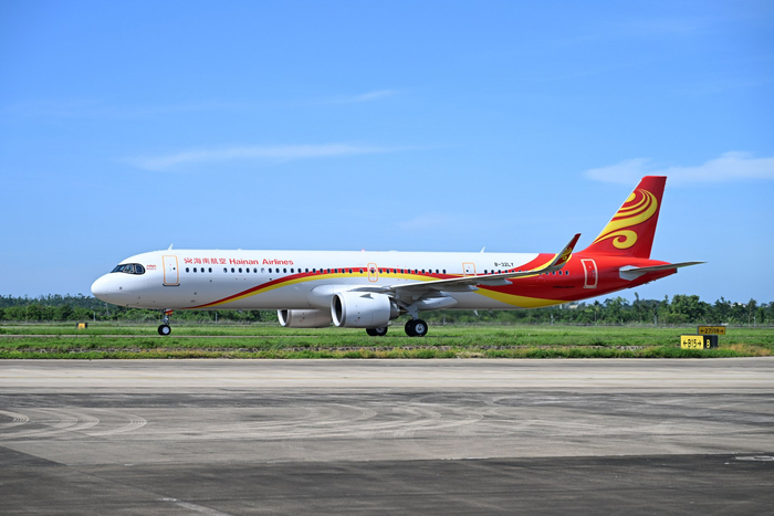 海南航空新引进的A321neo客机顺利降落在海口美兰国际机场。海南航空供图