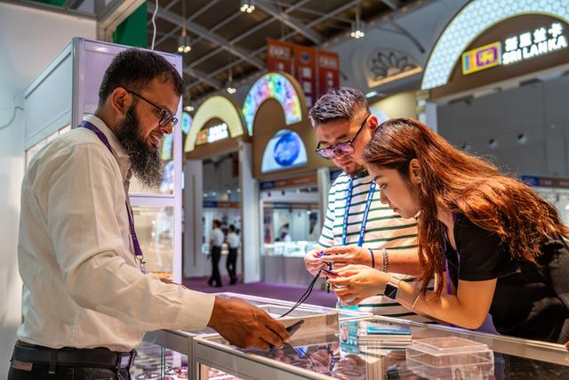 6月19日，观众在第9届中国—南亚博览会巴基斯坦展区选购特色商品。新华社记者胡超摄