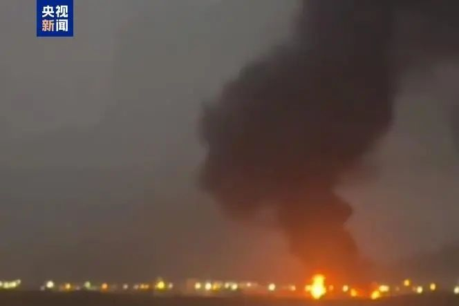当地时间13日凌晨，伊朗纳坦兹核设施遭以军打击。图源：央视新闻