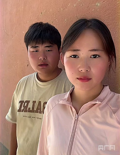 姜晓娜和弟弟姜浩合影（央广网发  受访者供图）