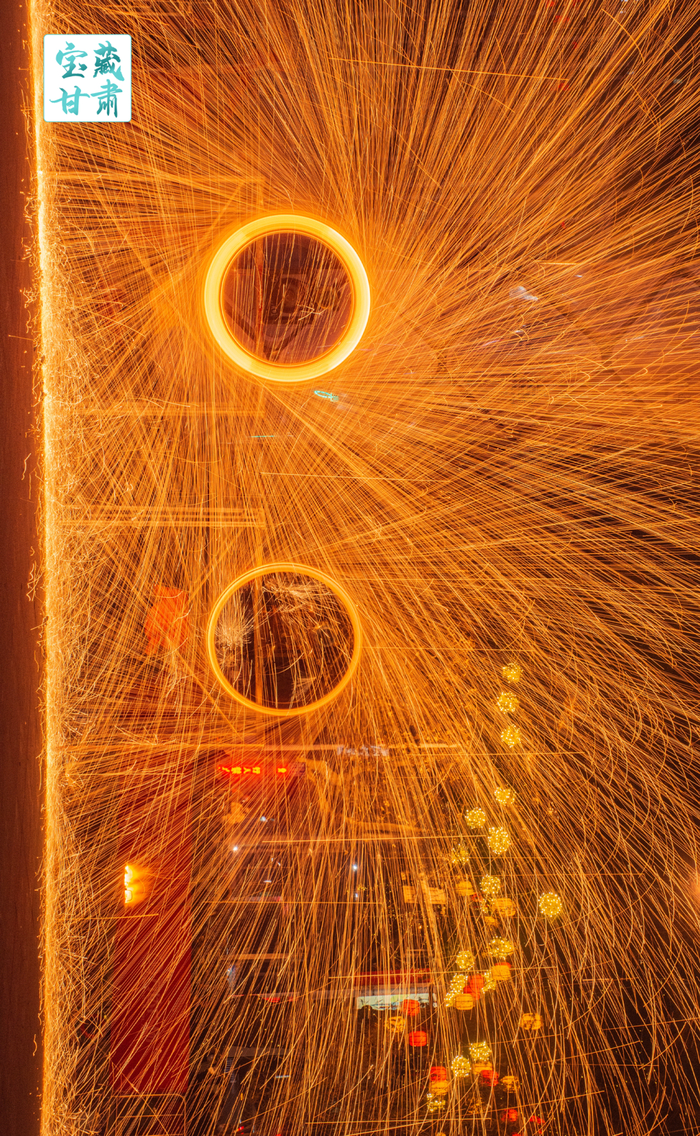 秦州万达广场打铁花表演。新甘肃·甘肃日报通讯员陈治平/摄