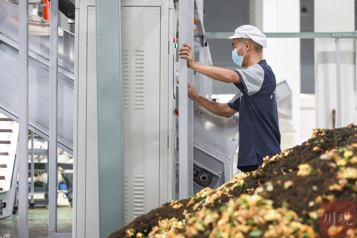 工人在新茶饮原料生产线操作机器