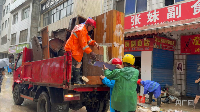 将被淹的物品及时搬运处置（央广网发  张前  摄）