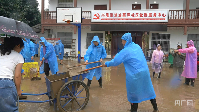 龙山干部职工开展清淤工作（央广网发  刘润  摄）