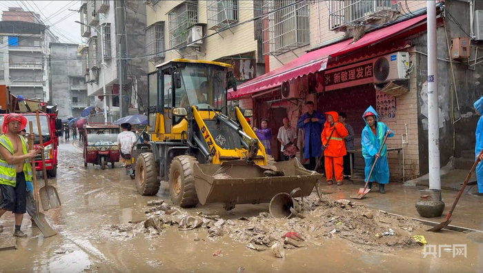 铲车清运淤泥（央广网发  马菲  摄）