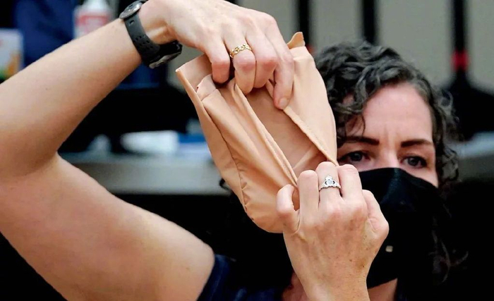 2022年10月7日，在纽约市举办的一场亲密关系指导工作坊上，亲密协调员展示了拍摄亲密关系时演员需穿着的服装。