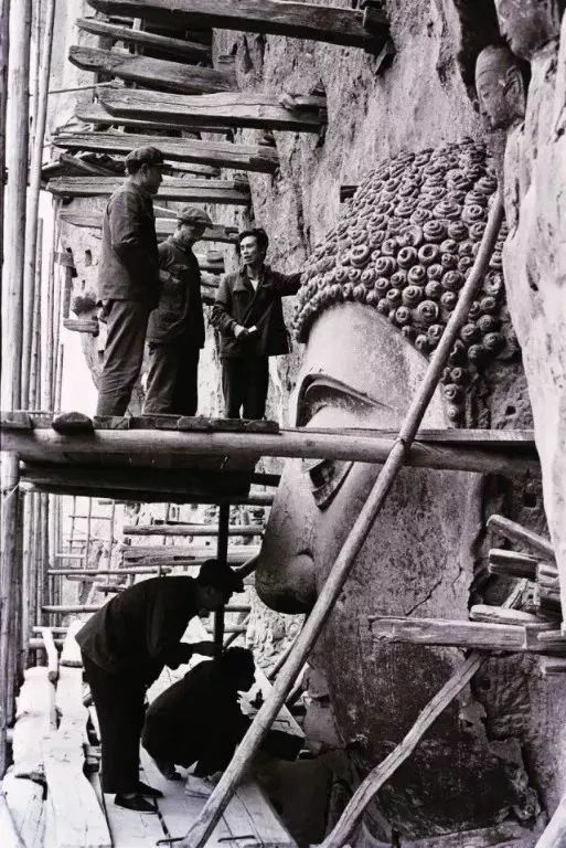 麦积山石窟东崖大佛修复前调查。图源：新华社