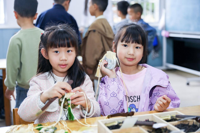 孩子们在特色非遗课堂上制作茶香囊，“茶香童年”正逐渐成为乡村振兴中一抹温暖而独特的精神底色