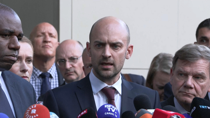 △法国外长巴罗在会晤后接受采访