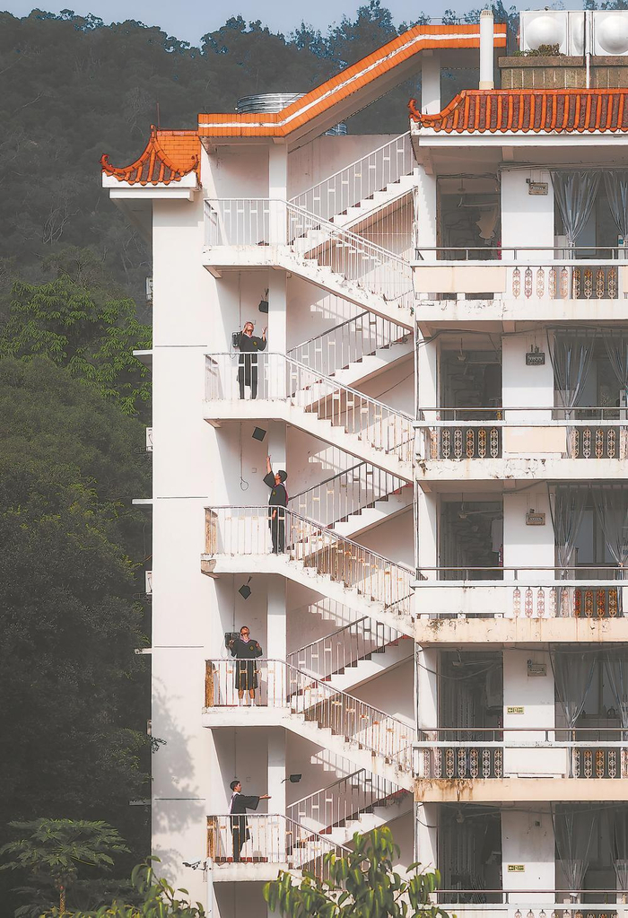 厦门大学毕业生与宿舍楼合拍创意毕业照。    马志远 摄