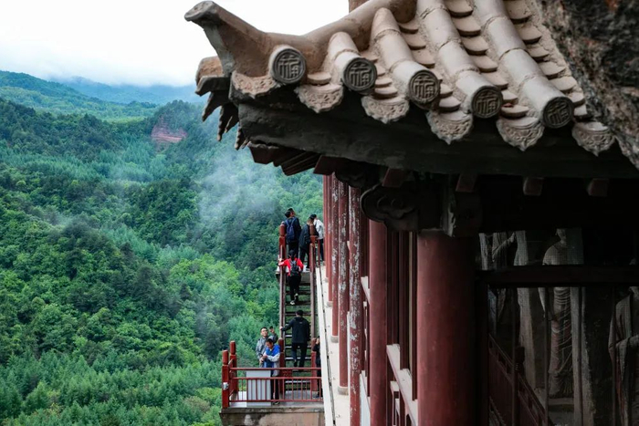 游客在麦积山石窟参观游览。新华社记者郎兵兵/摄