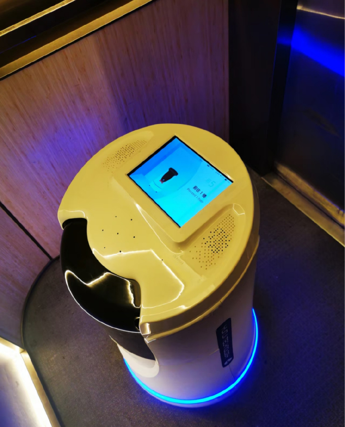 图为酒店机器人