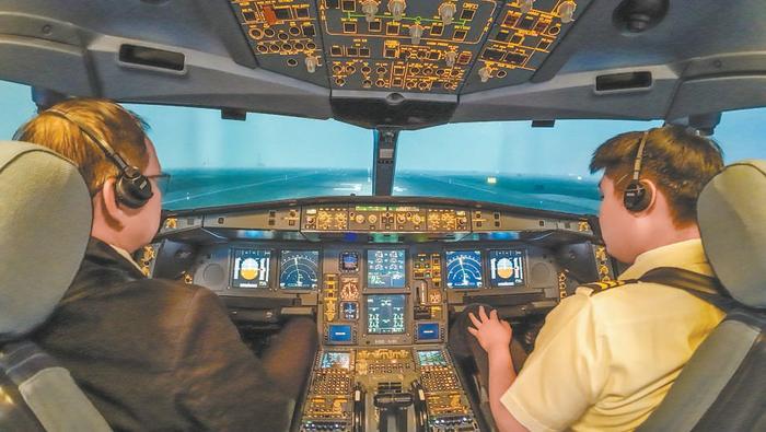 在临空经济区(廊坊),空客A330型模拟机内飞行员在进行培训。本报记者 武亦彬摄