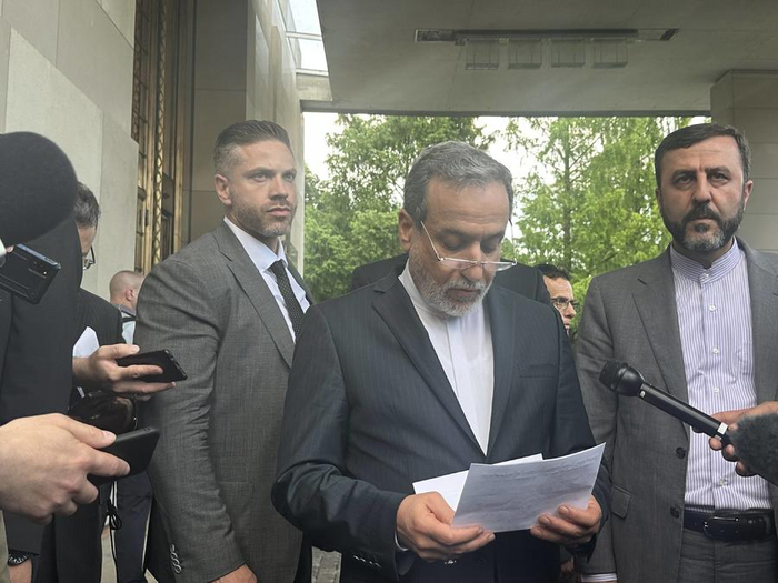 6月20日，在瑞士日内瓦，伊朗外交部长阿拉格齐（中）与媒体见面。新华社记者王其冰摄