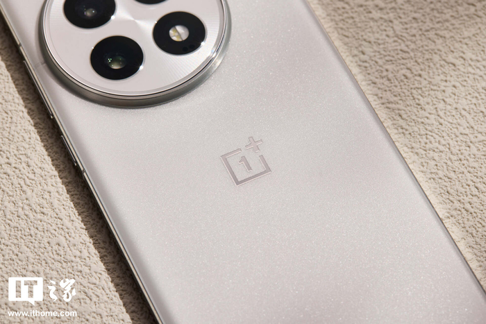 ▲ IT之家开箱：一加 13「白露晨曦」实拍图赏