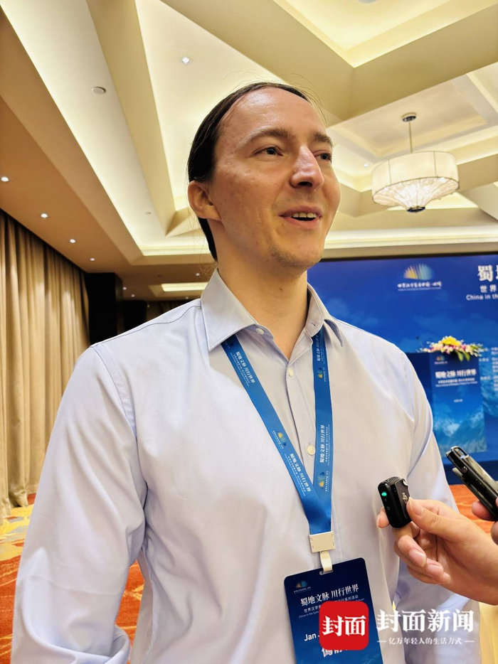 傿静安接受采访