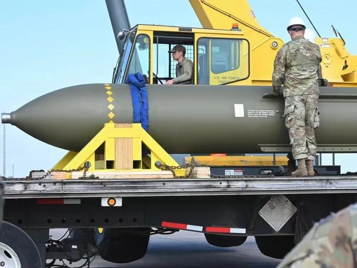 △美军巨型钻地弹资料图。