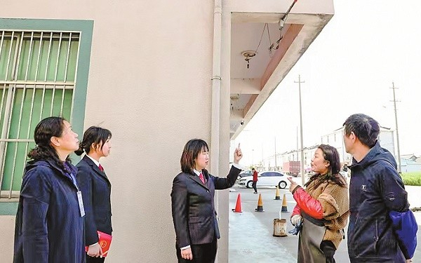 图为2025年4月，江苏省盐城市盐都区人民法院大冈人民法庭法官成丹丹（中）到涉案居民家中回访。