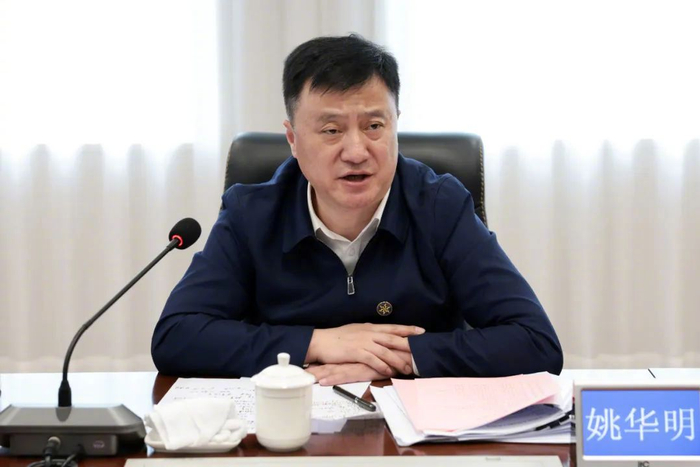 图为全国人大代表姚华明参加座谈并发言。