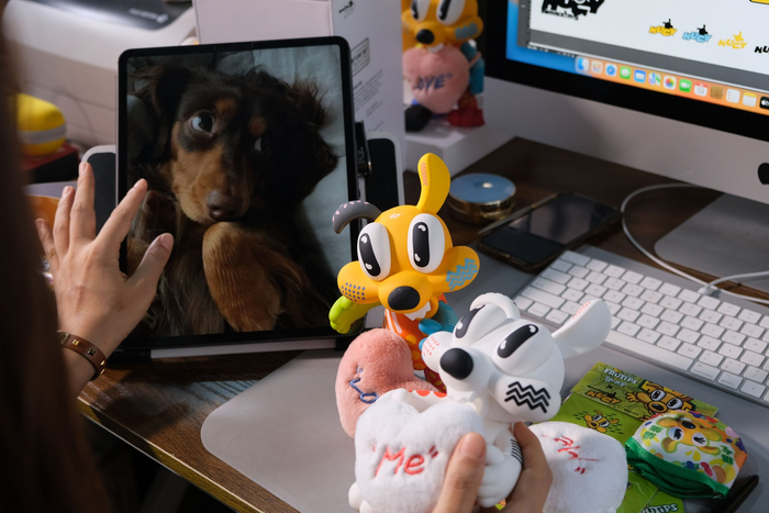 这是东莞一公司设计师以自己的宠物为原型设计的潮玩。新华社记者 李嘉乐 摄