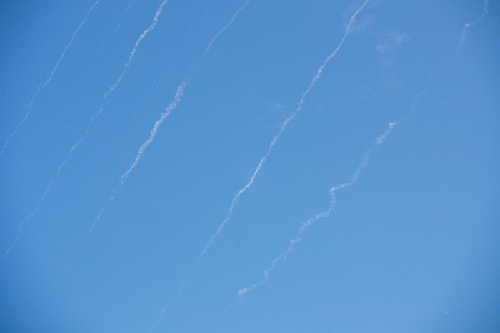 以色列国防军22日说，已探测到伊朗向以色列发射导弹，目前正在进行拦截。图片来源：新华社记者 陈君清 摄