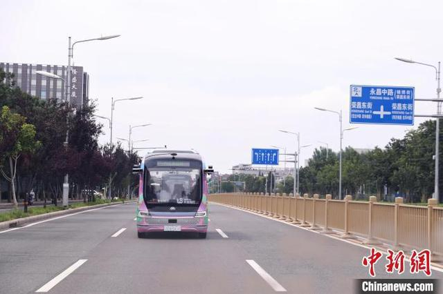 6月19日，北京市高级别自动驾驶示范区创新运营中心。图为行驶中的自动驾驶巴士。中新社记者 王紫儒 摄