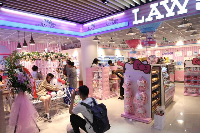 Hello Kitty便利店吸引年轻人打卡。图源：GJ