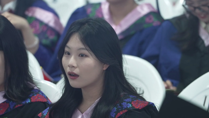 看见食堂阿姨登上讲台，不少学生非常意外（央广网发  王昕瞳  摄）