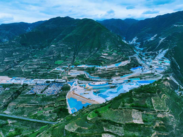 图为正在建设中的甘肃黄龙抽水蓄能电站项目。郭小玉摄
