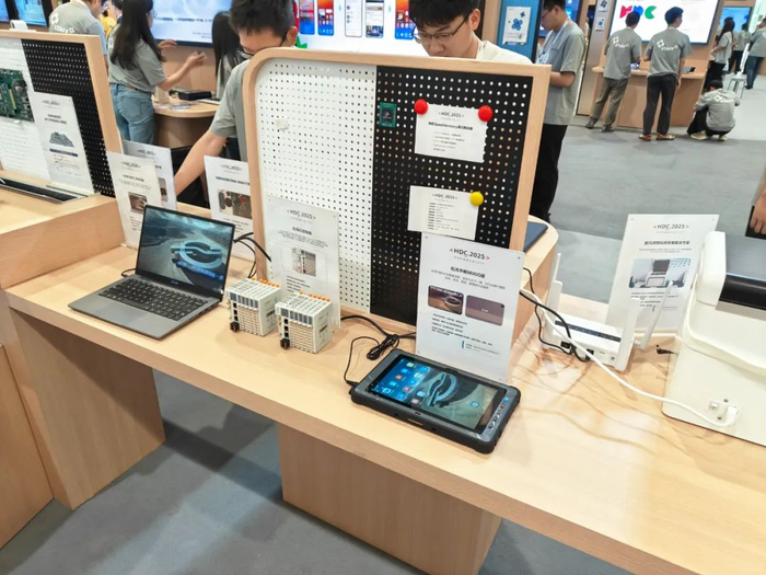 图/“在鸿”系列产品亮相华为HDC