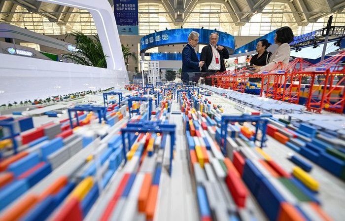 6月12日，在第三届天津国际航运产业博览会上，与会者正在参观。新华社记者 赵子硕 摄