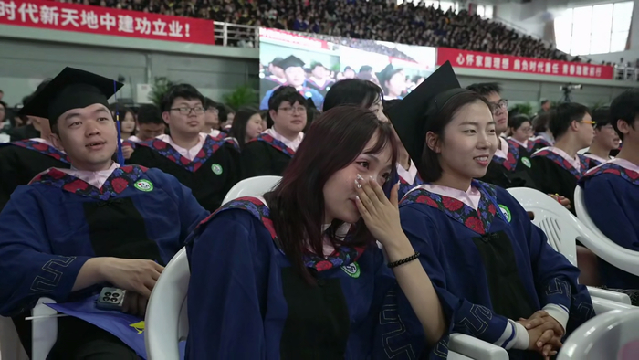 食堂阿姨的讲话感动了不少学生（央广网发  王昕瞳  摄）