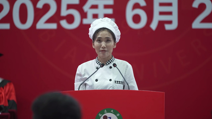 刘晓梅作为后勤代表登上讲台（央广网发  王昕瞳  摄）