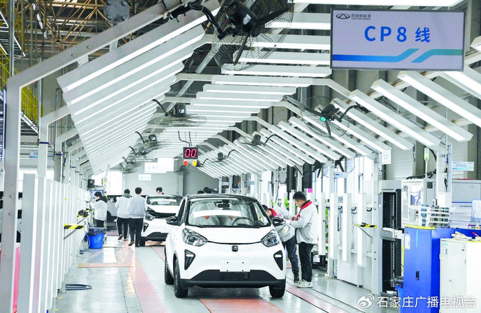 在奇瑞新能源石家庄分公司总装车间检测线，工作人员进行新能源汽车的检测。张 震 摄