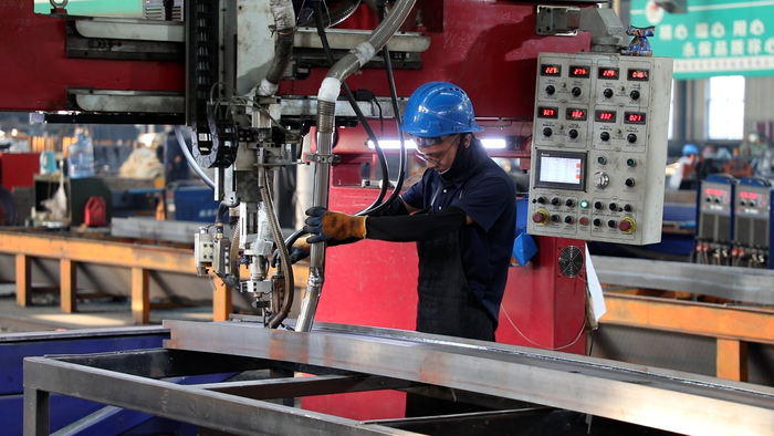 在建星专用车制造有限公司生产车间内，工人正在忙着赶制订单。（受访者供图）