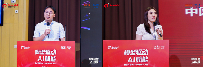 ▲浙江空港数字科技有限公司项目经理刘阳 （左）