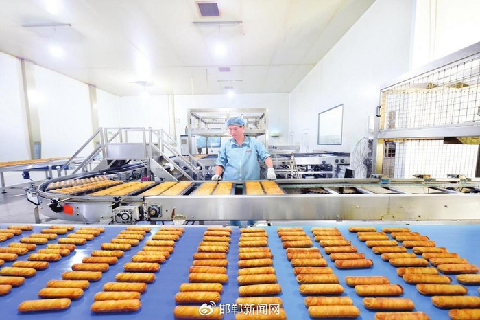 河北集味轩食品有限公司忙碌的面包生产线。　邱县县委宣传部供图