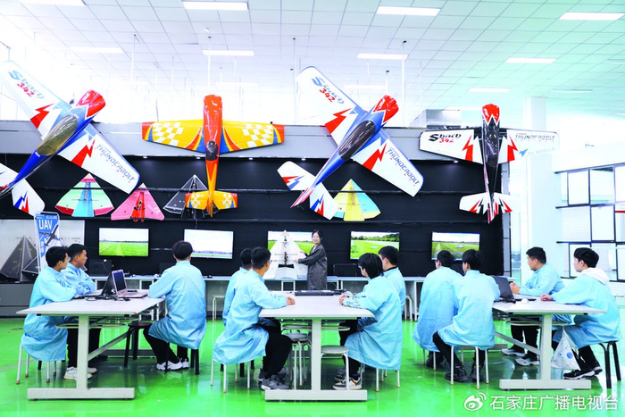 石家庄信息工程职业学院无人机实训基地内，教师向学生讲解无人机结构。 吴培培 摄