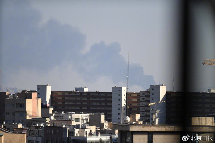 6月17日，伊朗首都德黑兰市区升起浓烟。 新华社记者 沙达提摄