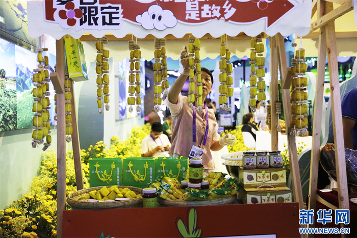 曲靖展区展示的特色产品（6月20日摄）。新华网发（冯雨钐 摄）
