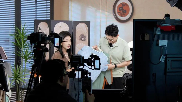 “618”大促期间，主播在直接间介绍商品。受访者供图