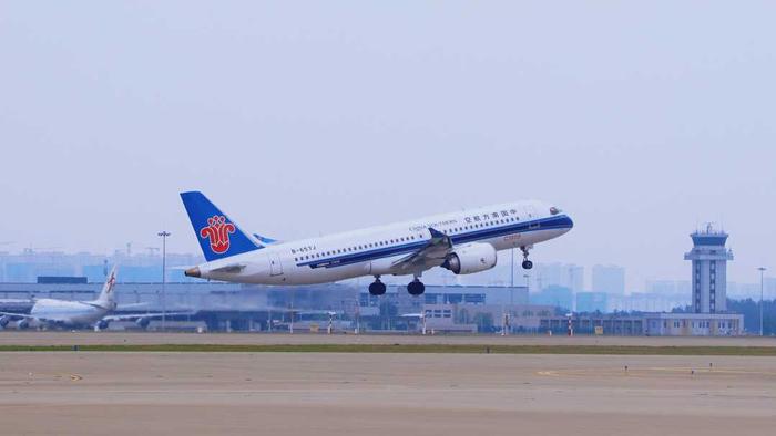 南航C919飞机降落在郑州机场。