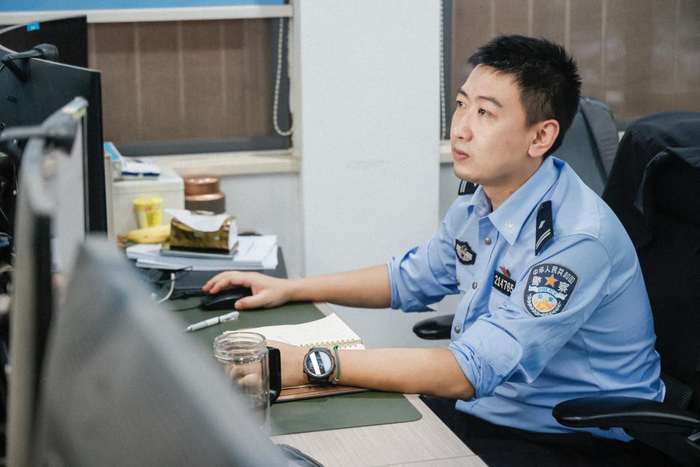 图为办案民警筛查异常数据。（南京市公安局供图 刘叙麟摄）