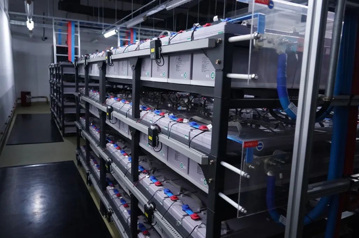 电池室里摆满了电池。