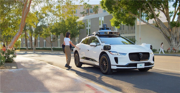 Waymo 现役车型，车辆顶端搭载一套自动驾驶安全系统 | 图片来源：Waymo