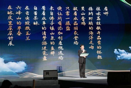 图为著名表演艺术家刘纪宏在朗诵诗歌-《赞灵山美景》。